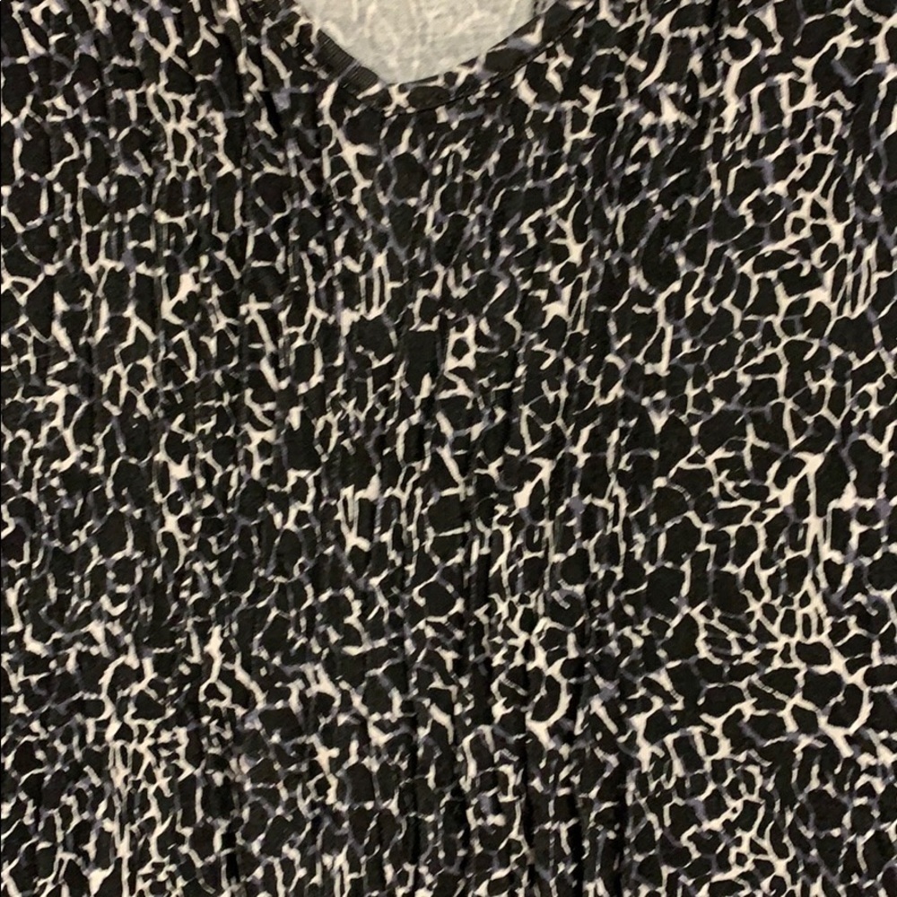 Simply EMMA Black & White animal print V Neck, 1X  Like New